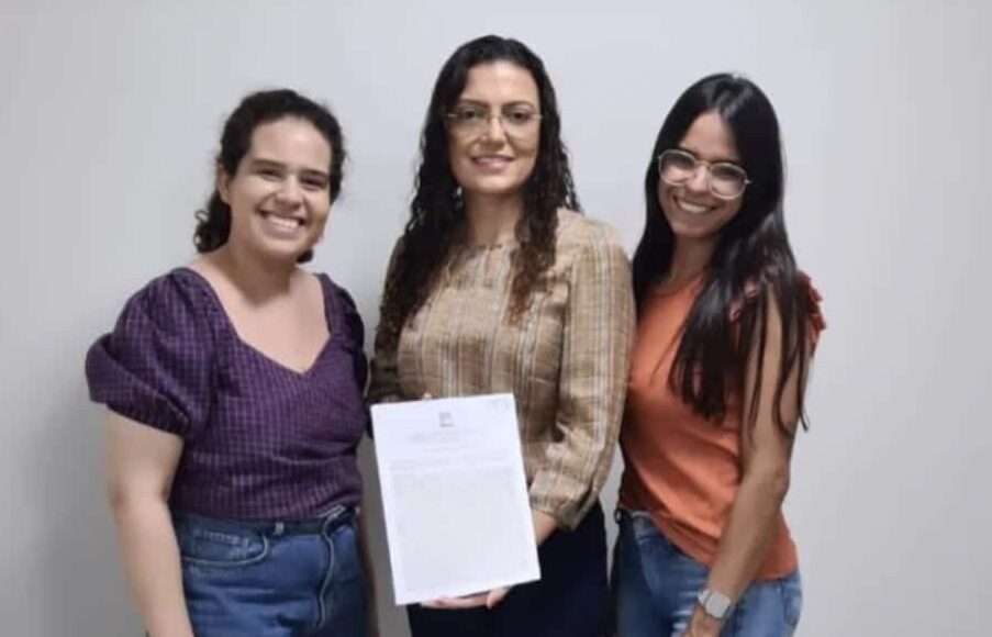 Entrega das certidões do registro de Regularização Fundiária Urbana (REURB) da quadra nº 22 do bairro Vila Regina